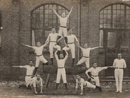 1889: Erste Jungengruppe (Zöglingsriege) des MTV
