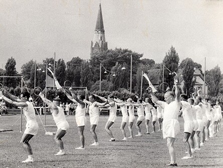 1962: Zum einhundertjährigen Bestehen wurde in einer begeisternden Tanzchronik unter dem Motto "Nienburg von Herzen zugetan" die Gechichte der Stadt dargestellt